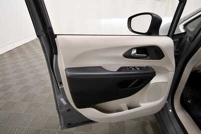 2023 Chrysler Pacifica, $24365. Photo 12