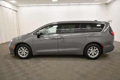 2023 Chrysler Pacifica, $24365. Photo 4