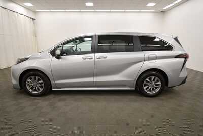 2024 Toyota Sienna, $37499. Photo 4