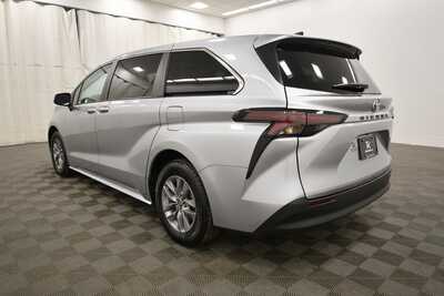 2024 Toyota Sienna, $37499. Photo 5