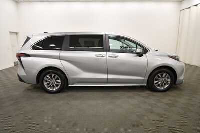 2024 Toyota Sienna, $37499. Photo 9