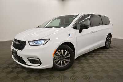 2024 Chrysler Pacifica, $25999. Photo 2