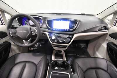 2024 Chrysler Pacifica, $25999. Photo 3