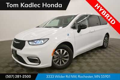 2024 Chrysler Pacifica, $25999. Photo 1