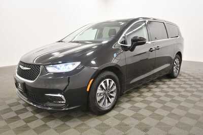 2024 Chrysler Pacifica, $25999. Photo 2