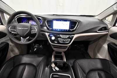 2024 Chrysler Pacifica, $25999. Photo 3