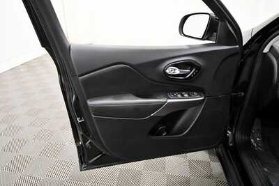 2022 Jeep Cherokee, $25499. Photo 12