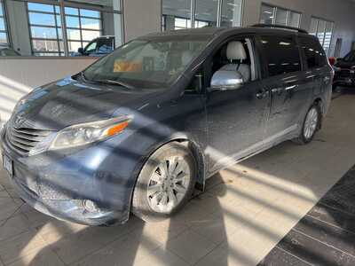 2015 Toyota Sienna, $18499. Photo 2