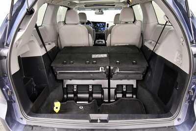2015 Toyota Sienna, $18499. Photo 7
