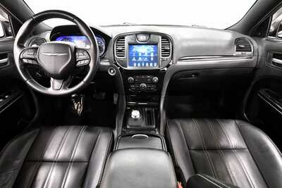 2018 Chrysler 300, $19999. Photo 3