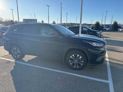 2020 Toyota Highlander, $29903. Photo 2