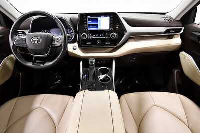 2020 Toyota Highlander, $28899. Photo 3