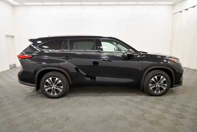 2020 Toyota Highlander, $28899. Photo 9