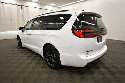 2024 Chrysler Pacifica, $30899. Photo 5