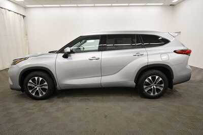 2022 Toyota Highlander, $32775. Photo 4