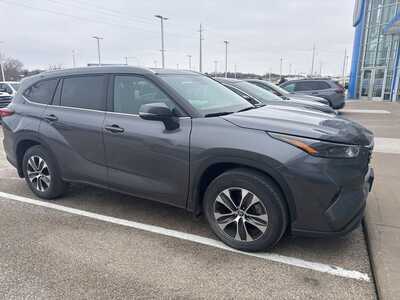 2022 Toyota Highlander, $37795. Photo 2