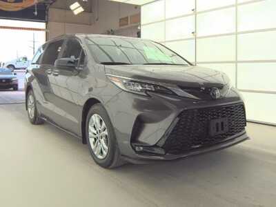 2022 Toyota Sienna, $39999. Photo 2