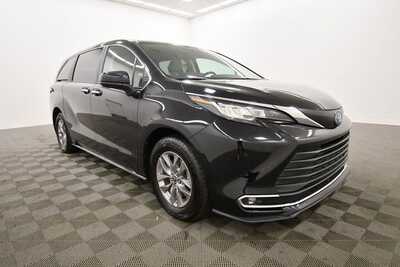 2022 Toyota Sienna, $34335. Photo 10