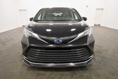 2022 Toyota Sienna, $34335. Photo 11