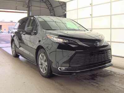 2022 Toyota Sienna, $35895. Photo 2