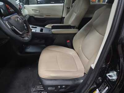 2022 Toyota Sienna, $35895. Photo 3