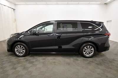 2022 Toyota Sienna, $34335. Photo 4
