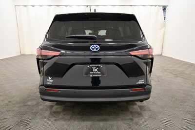 2022 Toyota Sienna, $34335. Photo 6
