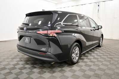 2022 Toyota Sienna, $34335. Photo 8