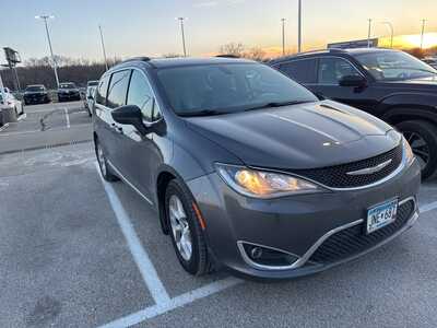 2017 Chrysler Pacifica, $10795. Photo 2