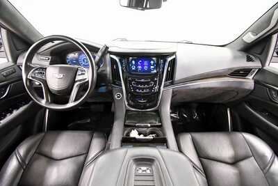 2018 Cadillac Escalade ESV, $28009. Photo 3