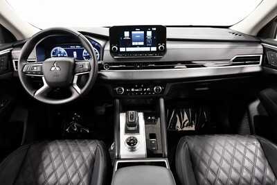 2024 Mitsubishi Outlander, $31999. Photo 3