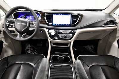 2024 Chrysler Pacifica, $32499. Photo 3