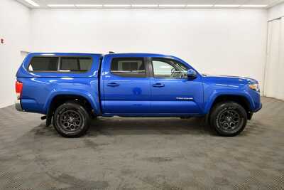 2017 Toyota Tacoma, $25999. Photo 9