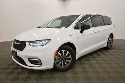 2024 Chrysler Pacifica, $26999. Photo 2