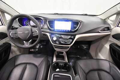 2024 Chrysler Pacifica, $26999. Photo 3