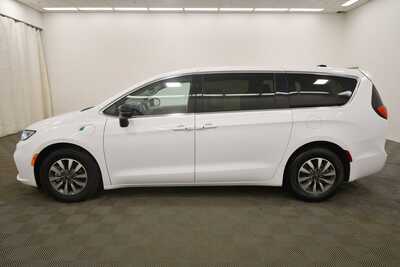 2024 Chrysler Pacifica, $26999. Photo 4