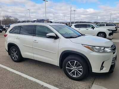 2018 Toyota Highlander, $27592. Photo 2