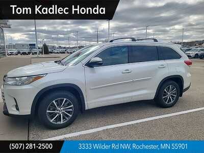 2018 Toyota Highlander, $27592. Photo 1