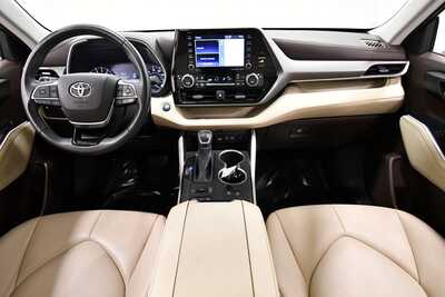 2020 Toyota Highlander, $29999. Photo 3