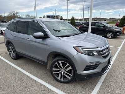 2016 Honda Pilot, $17345. Photo 2