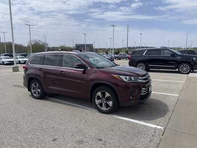 2018 Toyota Highlander, $27745. Photo 2