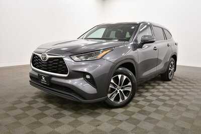 2022 Toyota Highlander, $37009. Photo 2