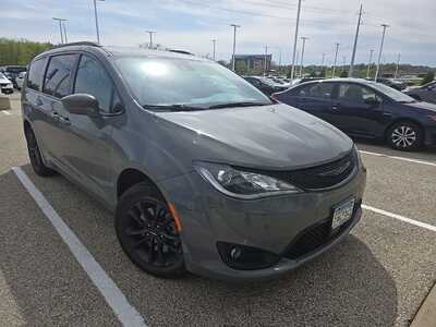 2020 Chrysler Pacifica, $25349. Photo 2