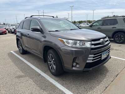 2018 Toyota Highlander, $27175. Photo 2