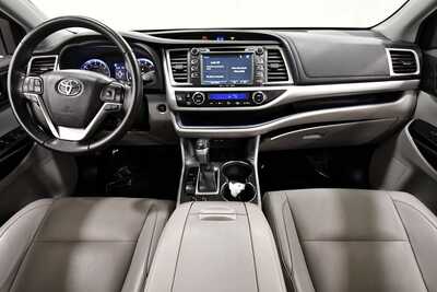 2019 Toyota Highlander, $25349. Photo 3