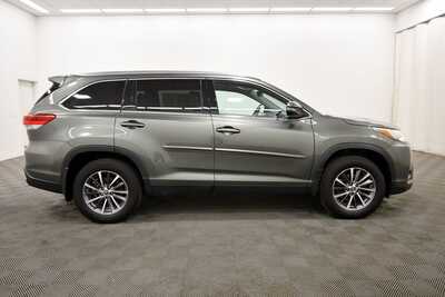 2019 Toyota Highlander, $25349. Photo 9