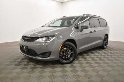 2020 Chrysler Pacifica, $25349. Photo 2
