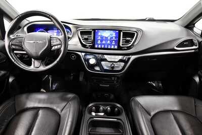 2020 Chrysler Pacifica, $25349. Photo 3