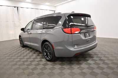 2020 Chrysler Pacifica, $25349. Photo 5