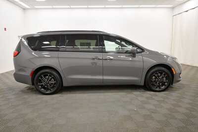 2020 Chrysler Pacifica, $25349. Photo 9